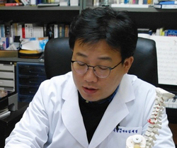[보도자료] 척추측만증, 장시간 앉아있는 학생과 직장인