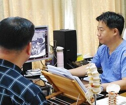 하반신 통증 있다면 척추관 협착증 의심...간단한 시술