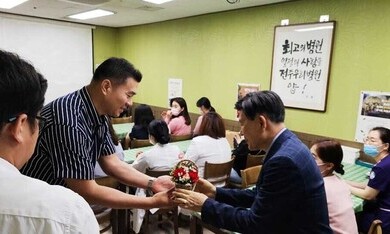 우리병원 어르신들에게 전달한 카네이션