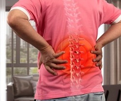 “허리가 아픈 게 다 노화 탓일까?”…‘척추관협착증’ 